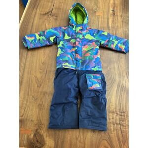 North face Kids Freedom Snowsuit, unisex camo Size 2T EUC